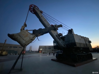 夕陽余暉下的阜新 一座工業城市的記憶與礦山、建筑設備零部件的回響